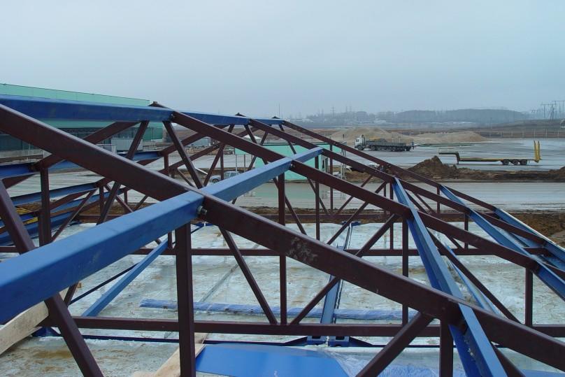 The roof is made of triangular trusses and rectangular tubes connections