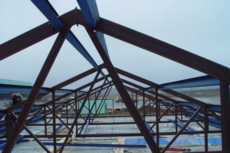 This is a typical roof for the building of such width