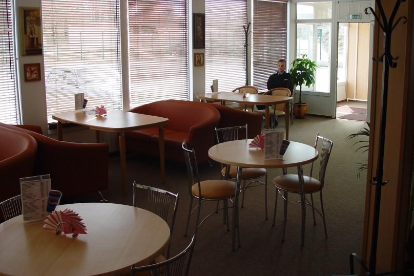 На первом этаже есть кафе для учеников и родителей