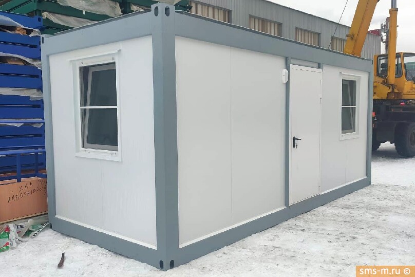 Фото Бытовка имеет 3 окна и 1 дверь