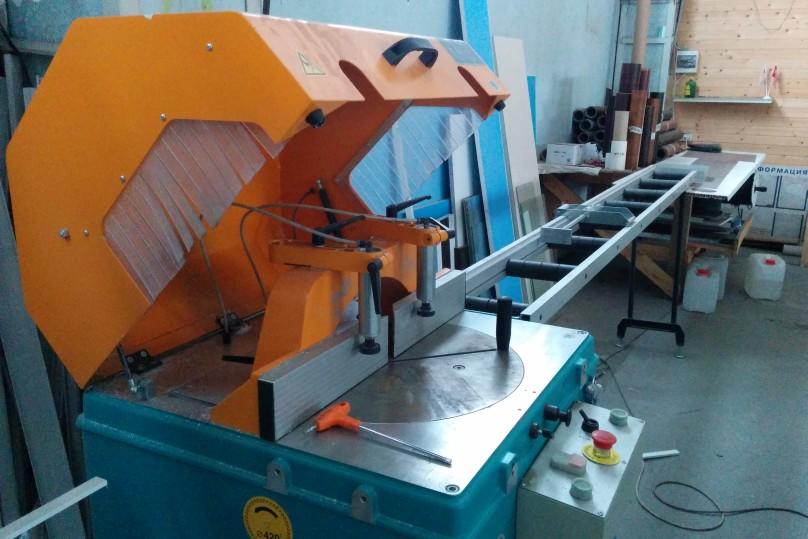 A saw for aluminum and plastic profiles cutting
