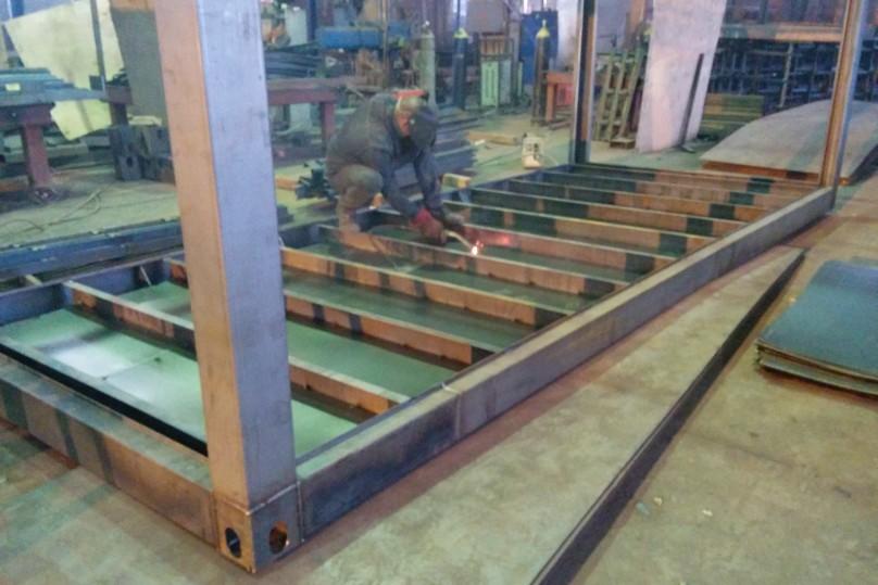 Manufacturing a modular cabin: floor beams welding operation
