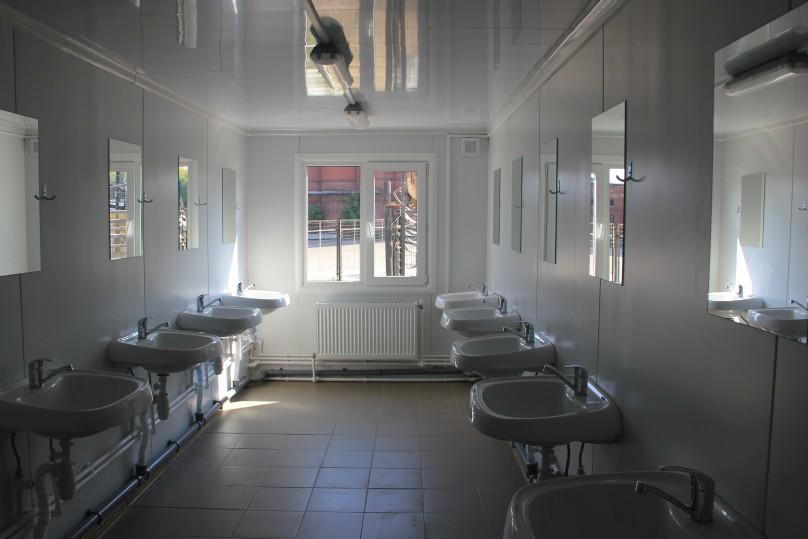 Sanitary dormitory block with washbasins