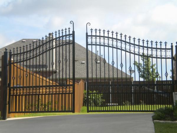 Фото Sophisticated gates with rolled and forged elements