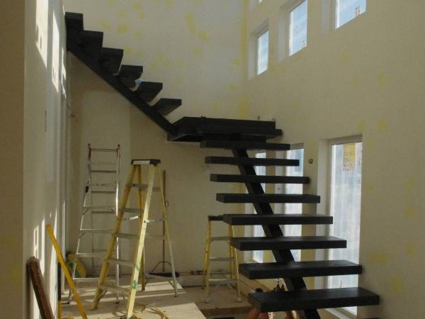 Фото A single string staircase with a platform