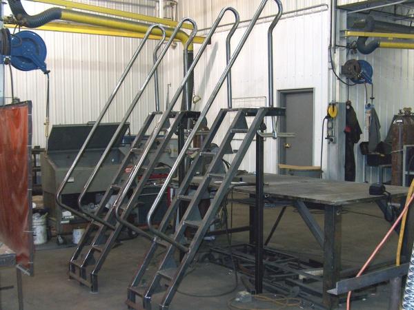 Фото 
Fences made ​​of round tubes on the roof ladders