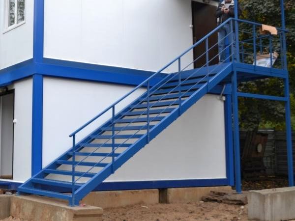 Фото Fencing of the outdoor stairs modular building