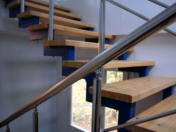 Фото Stainless steel stair railings in a modular building