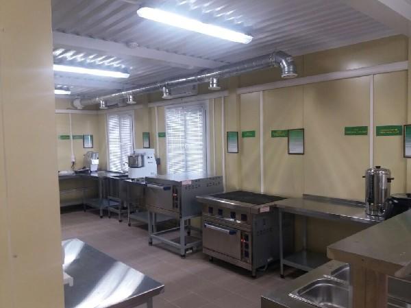 Фото Кухня в столовой из модулей