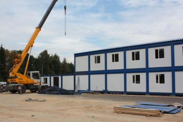 Фото The installation process of a building with a common roof