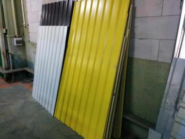 Фото White, brown and yellow trapezoidal sheets