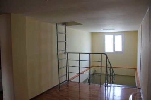 Фото Staircase with wooden steps and handrails of a circular tube