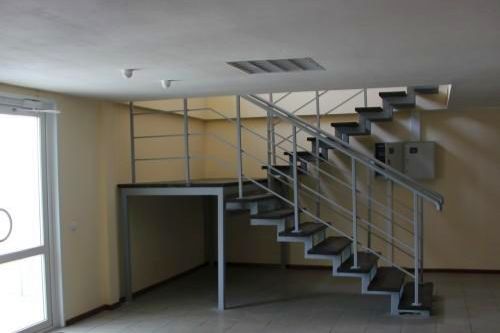 Фото Staircase with wooden steps and handrails of a circular tube