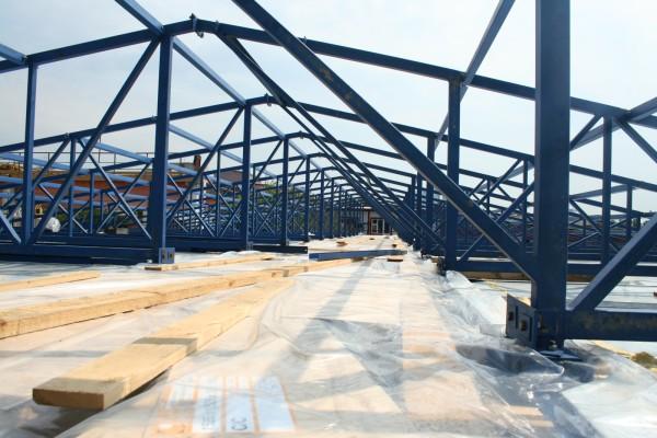 Фото Mounting the building roof frame