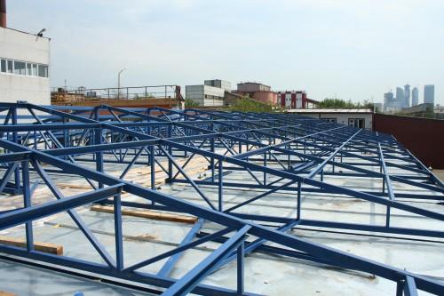 Фото The roof installation process, consisting of segmented trusses