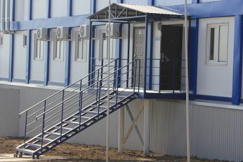 Фото Entrance group of the construction site office