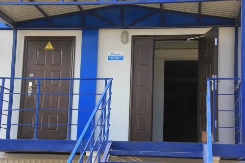 Фото A canopy with a pitched roof and a entrance group with railing
