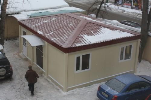 Фото A 3 cabins building with hipped roof