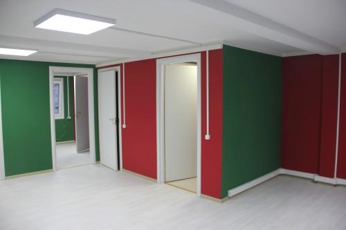 Фото An office with the floor laminate finish and painting the painted walls