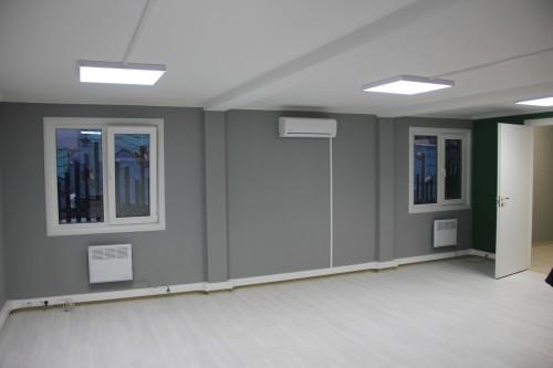 Фото An office with the floor laminate finish and painting the painted walls