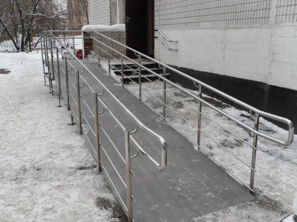 Фото A ramp a stainless steel fence
